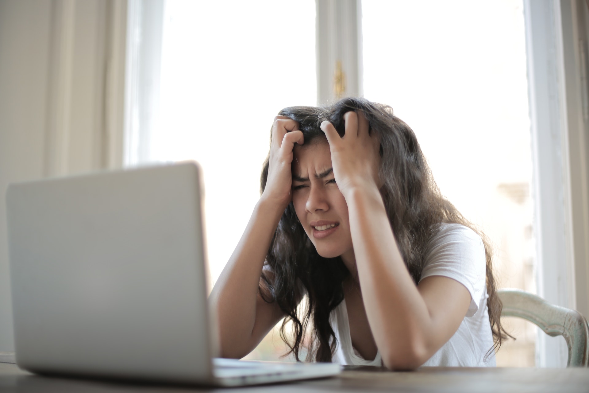 home office mujer desesperada