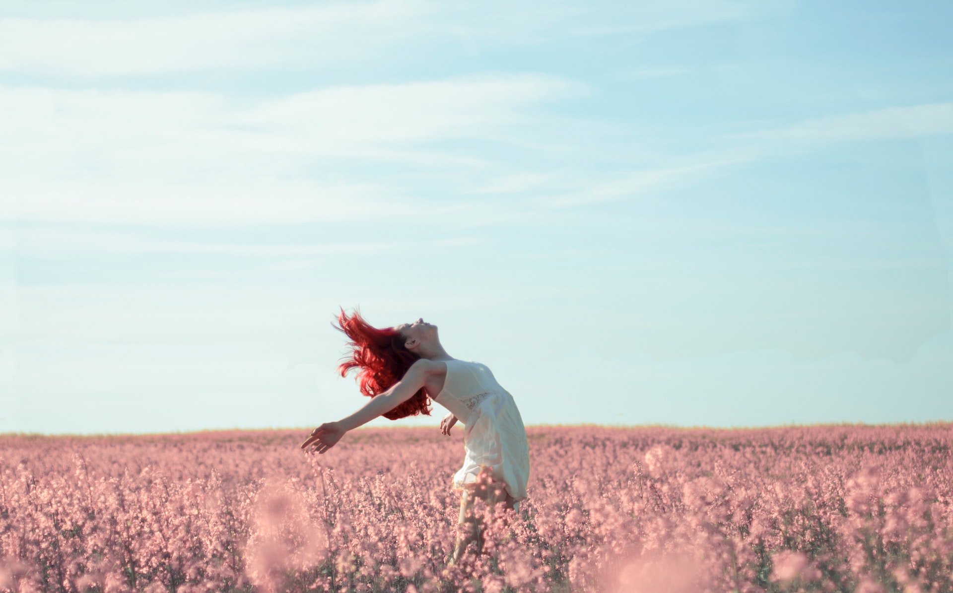 el placer de hacer lo que te gusta mujer pelirroja en campo