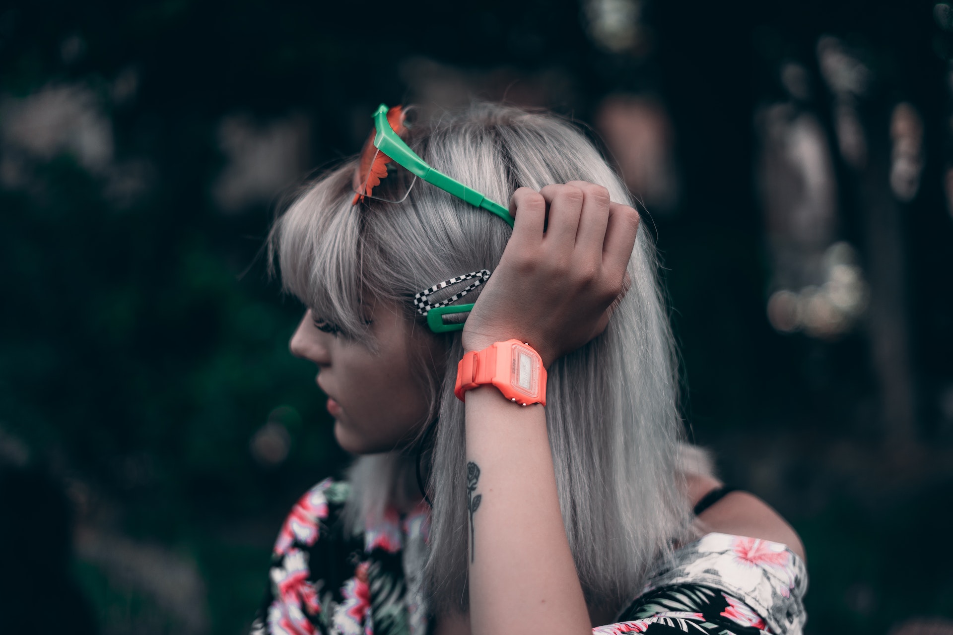 mujer joven con canas cabello teñido