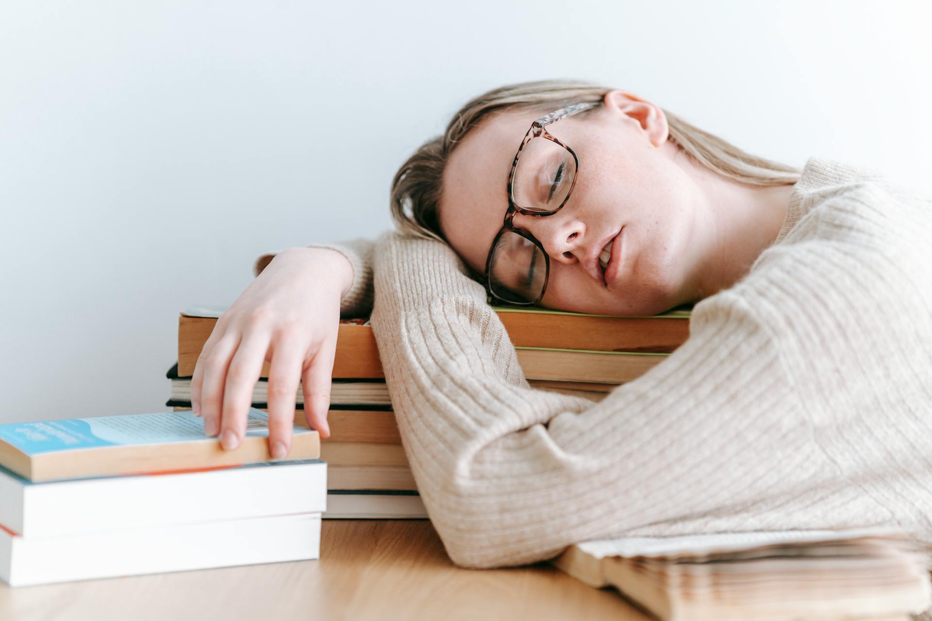 bloqueo lector_ chica durmiendo pila de libros